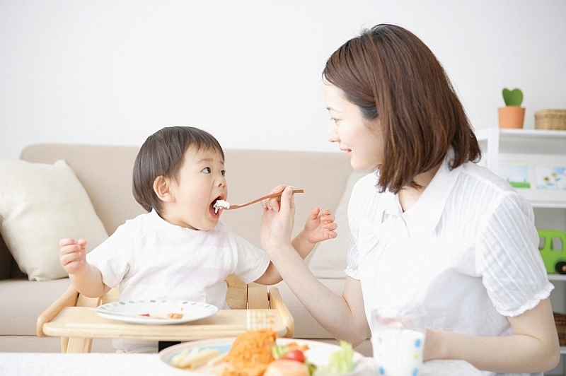 Cách chăm sóc trẻ số đông ngày hè nắng nóng nóng Cách âu yếm trẻ gần như ngày hè nắng nóng nóng