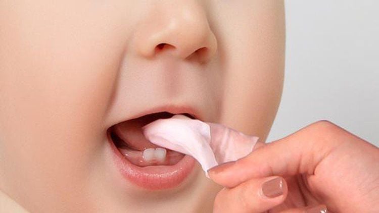 Lưu ý lau chùi răng mồm cho nhỏ xíu trong tuổi ăn dặm Lưu ý lau chùi và vệ sinh răng mồm cho bé xíu trong tuổi nạp năng lượng dặm
