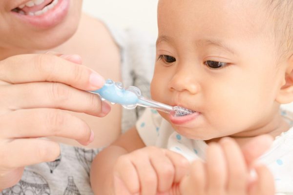 Chăm sóc răng cho nhỏ xíu dưới tuổi đúng cách Chăm sóc răng cho bé dưới tuổi đúng cách