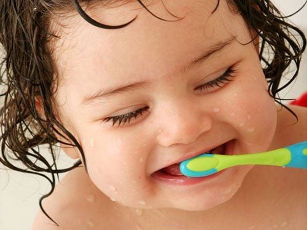 Lưu ý lau chùi và vệ sinh răng miệng cho bé xíu trong tuổi ăn uống dặm Lưu ý dọn dẹp vệ sinh răng miệng cho nhỏ xíu trong tuổi nạp năng lượng dặm
