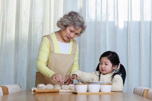 Nản với bà nội ki chi phí thịt cho cháu Nản cùng với bà nội ki tiền thịt mang lại cháu