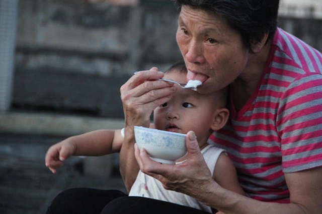 Phàn nàn ông bà chuyên cháu không tốt mẹ ăn năn hận khi nghe hàng buôn bản nói Phàn nàn ông bà siêng cháu không tốt mẹ hối hận hận lúc nghe đến hàng thôn nói