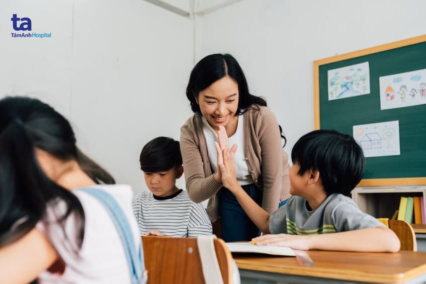 Trẻ bị tăng rượu cồn giảm để ý dấu hiệu phân biệt và cách xử lý Trẻ bị tăng đụng giảm chú ý dấu hiệu nhận biết và biện pháp xử lý